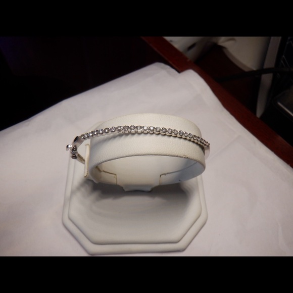 14k white gold diamond bangle bracelet - Picture 3 of 6